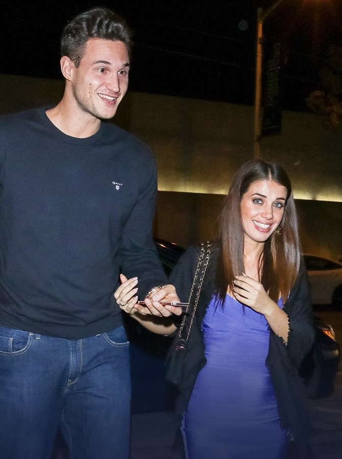 加里纳利妻子在波多黎各海边被鲨鱼咬伤，怀有身孕但目前脱离危险