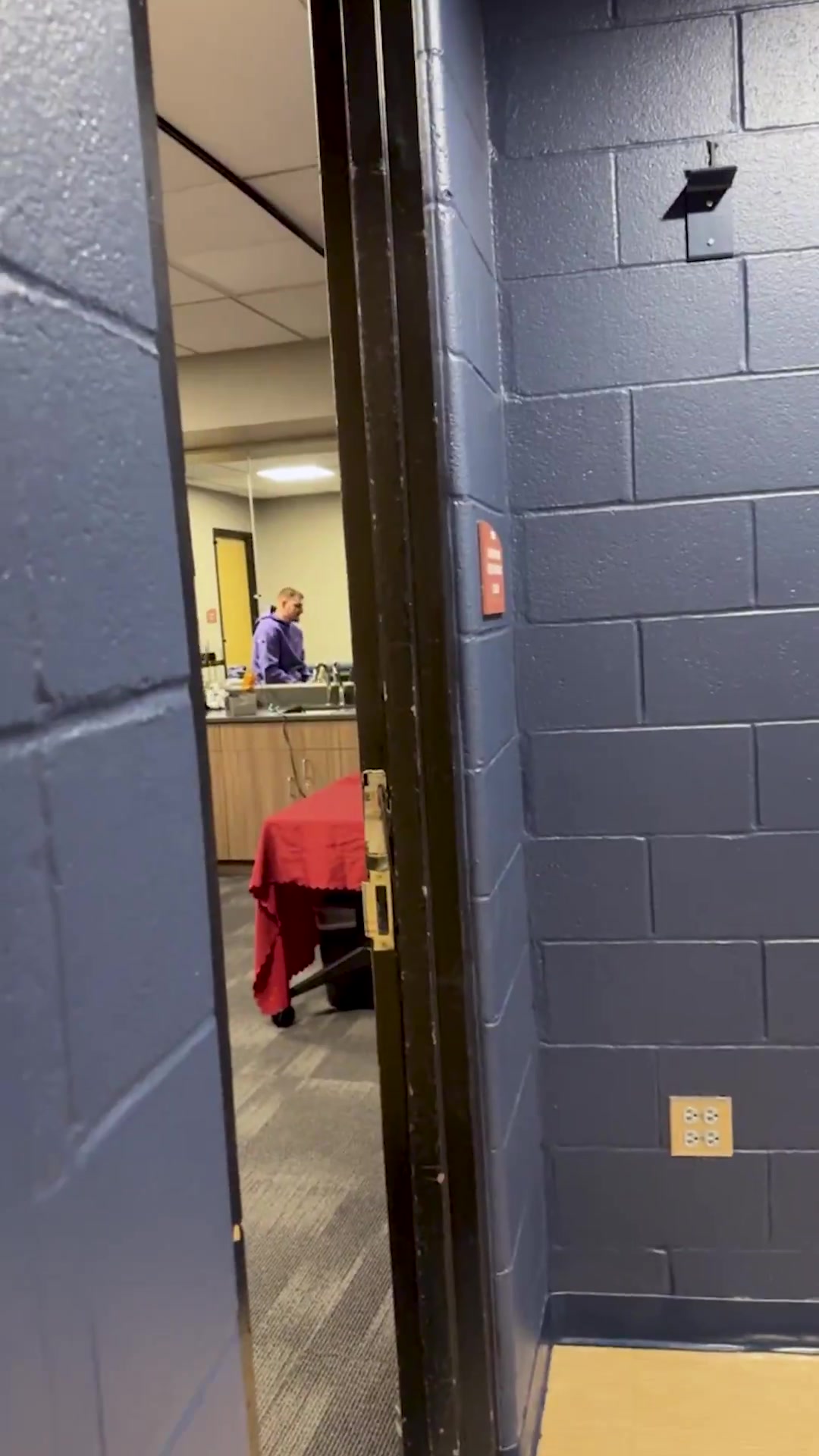 真香！约基奇首次品尝墨西哥卷饼 12年前他在🌮广告中被选中！