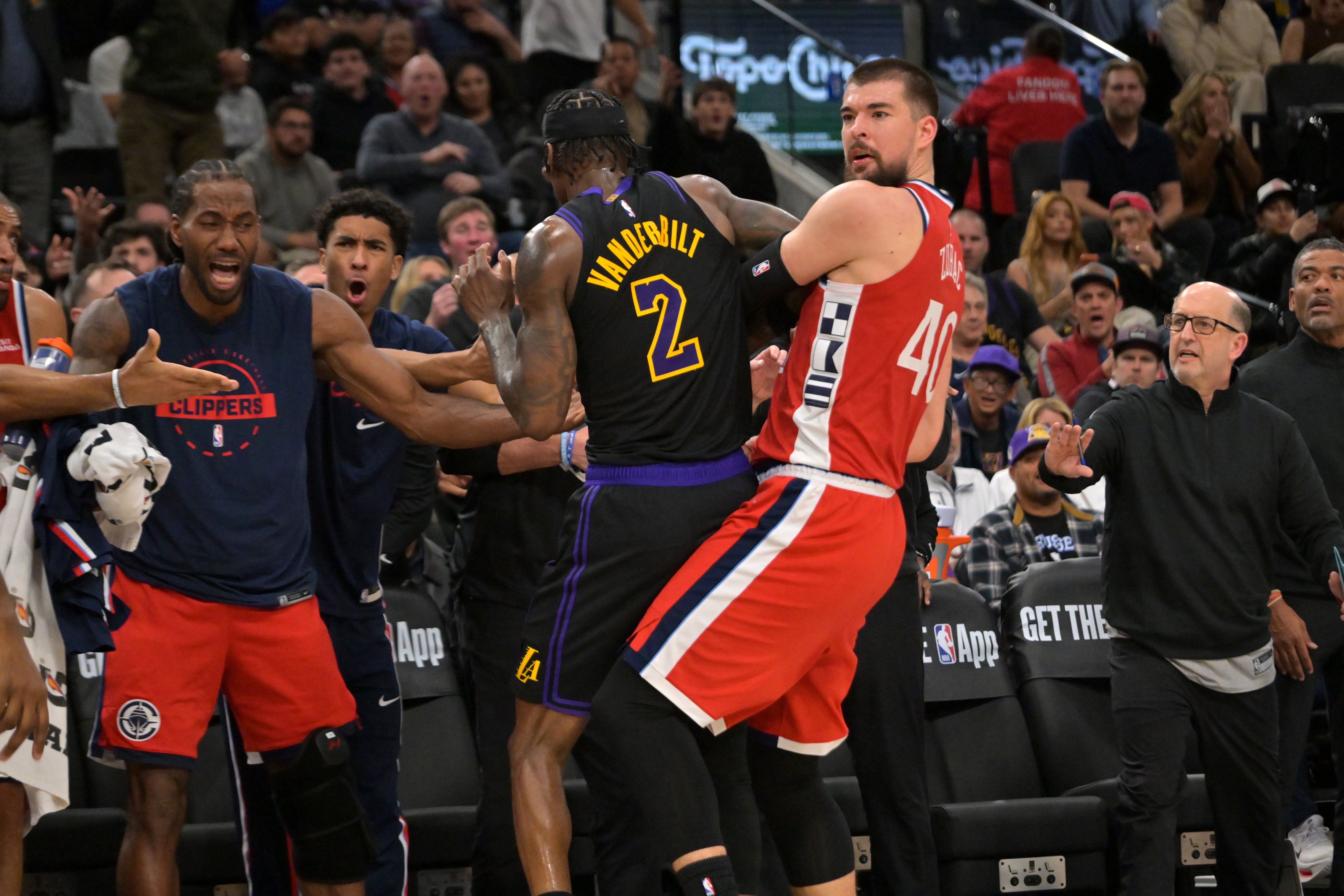 旺财28登录-机器人都急了！范德彪&amp;祖巴茨冲突时 情绪稳定的小卡难得面目狰狞