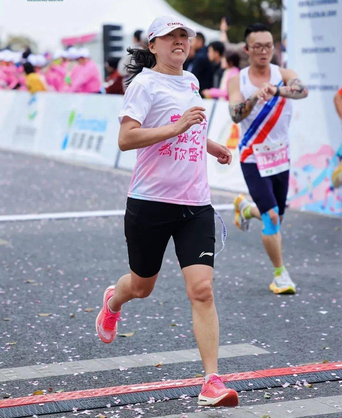 三个孩子三个爹,退役后移居美国,52岁东方神鹿王军霞现在活成了这样|婚姻|冠军|赛道|马拉松|世锦赛_新浪新闻