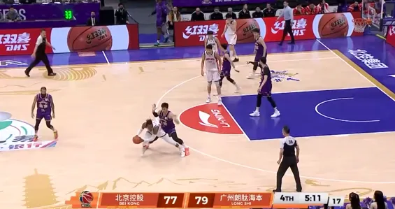 邹雨宸连续两回合被吹罚犯规,领到个人第5犯被罚出场